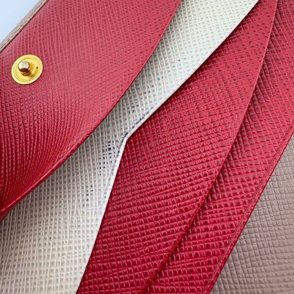 PRADA
Women's Saffiano Bi-Fold Leather Wallet in Cream - comes with box & COA - Picture 11 of 17